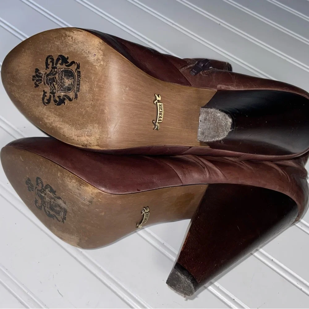 Fergie Ladies Size 9.5 M Brown Leather Zip Up Booties 4.75" Heels Good Condition - Picture 6 of 9